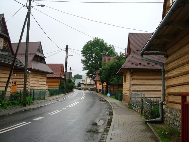 To jedna z najpiękniejszych wsi w Małopolsce. Jej ozdobą są zabytkowe chałupy