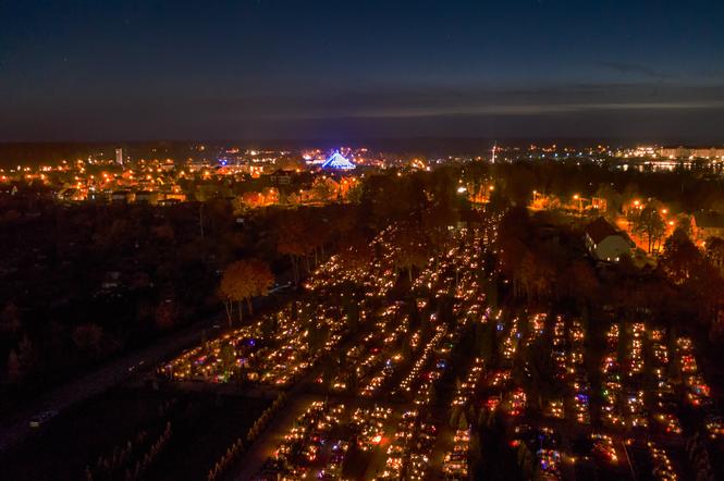 Wszystkich Świętych 2020. Warmińsko-mazurskie cmentarze rozświetlone tysiącami zniczy