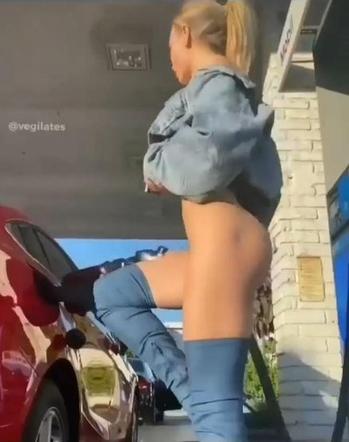 Tankowała bez majtek
