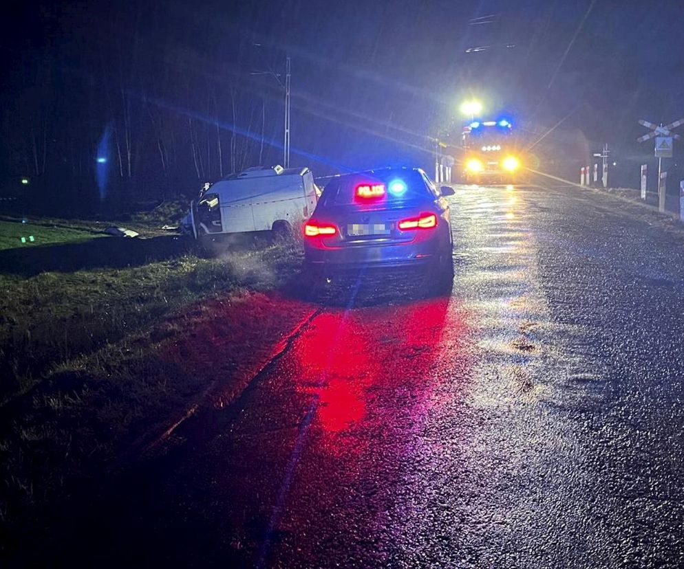 Śmiertelny wypadek na torach pod Wieluniem. Kierowca busa wjechał prosto pod pociąg