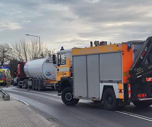 Czołowe zdarzenie peugeota z ciężarówką. Nie żyje kierowca osobówki