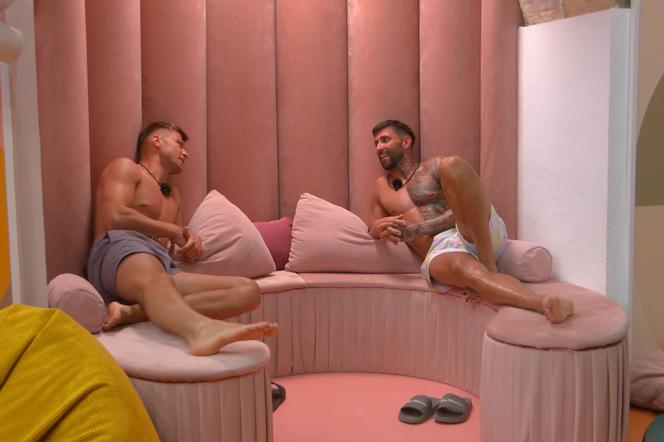 Love Island 9: Adrian i Dan opuszczą wyspę?! Kara za Emi coraz bliżej