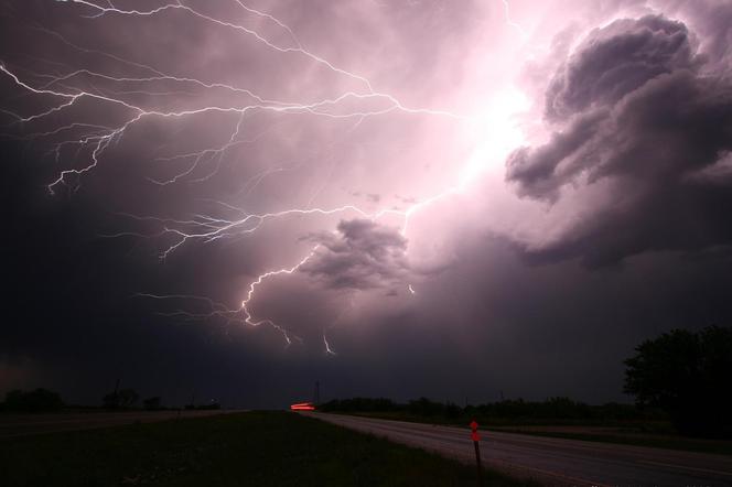 Przelotny deszcz i możliwe burze. Temperatury mogą zaskoczyć  