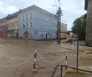 Zagrożenie powodziowe. Głuchołazy. Woda przelała się przez wały. Zalewa miasto