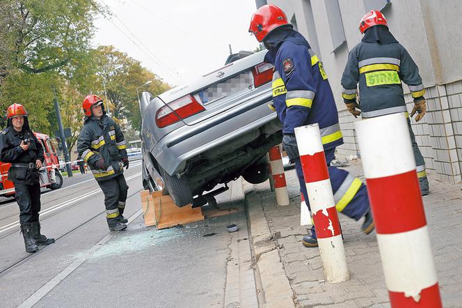 Nissan nadział się na słupki