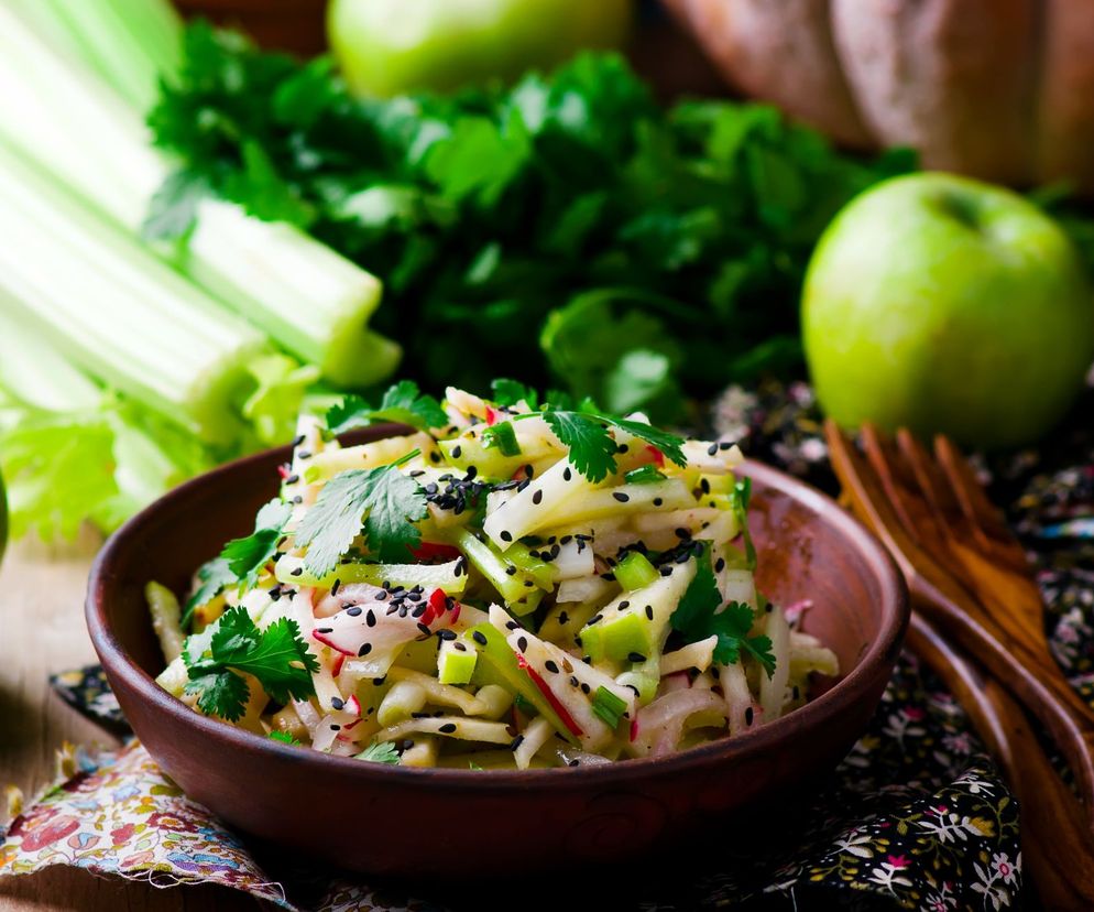 Surówka z selera naciowego z jabłkiem - świeża i mega prosta!