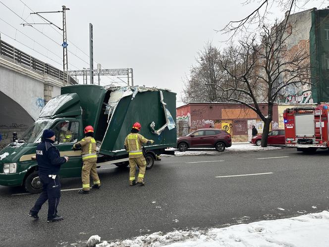 Totalna demolka na Targowej. Wpakował się pod niski wiadukt, ze skrzyni zostały strzępy