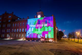 Iluminacje w Gdańsku w geście solidarności z osobami i rodzinami dotkniętymi chorobami rzadkimi.