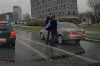 Warszawa - BÓJKA KIEROWCÓW NA ULICY! Niecodzienne zdarzenie zarejestrowała kamera [WIDEO]