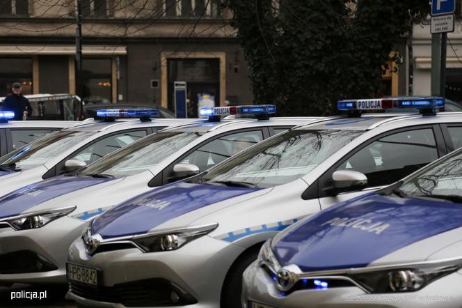Komenda Miejska Policji w Krakowie w hybrydowych radiowozach Toyoty