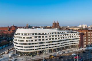 OVO Wrocław ma już elewację z nietypowego materiału. Zobacz, jak budynek wygląda z lotu ptaka [GALERIA]