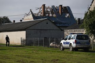 Zniszczony przez drona dach budynku mieszkalnego w miejscowości Wyryki