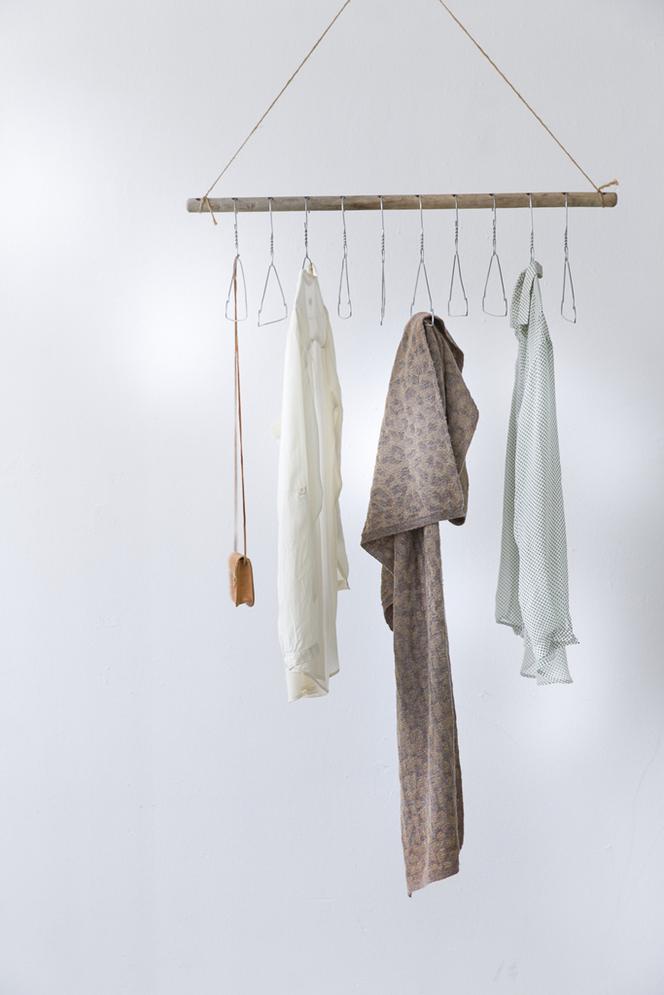 DIY: pomysł na wieszak na ubrania z metalowych wieszaków
