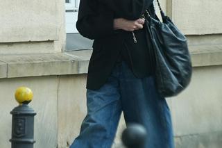 Monika Olejnik przemierza ulice z plastrem na twarzy