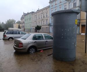 Zagrożenie powodziowe. Głuchołazy. Woda przelała się przez wały. Zalewa miasto