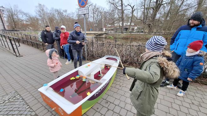 Udekorowana choinka stanęła na środku rzeki w Kaliszu