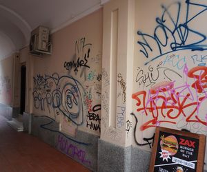 W niektórych miejscach Chmielnej - mimo remontu - nadal straszą jednak graffiti