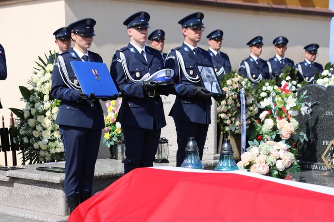 Pogrzeb policjanta, który zmarł po interwencji. Polska Policja pożegnała asp. sztab. Bogdana Orzeszka