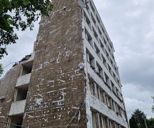 Tak znikał popularny biurowiec. Teraz powstaną tu apartamenty i mieszkania