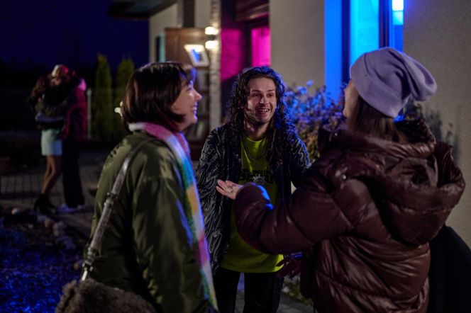 Na Wspólnej odc. 4024. Ula (Julia Jurek), Dorota (Anastazja Kohut), chłopak (Dusiek Olszański)