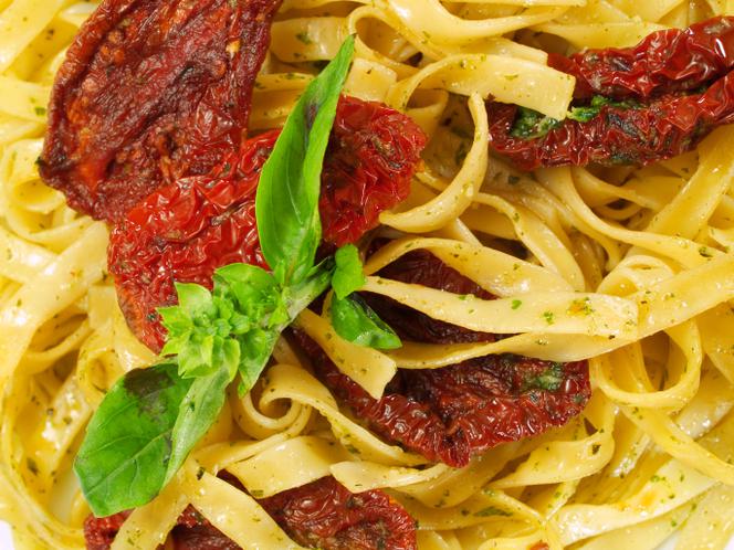 Spaghetti z suszonymi pomidorami i czosnkiem: szybkie danie z makaronu