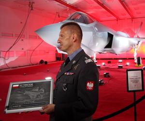 Gen.dyw. pil. Ireneusz Nowak na tle F-35A Husarz