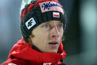 Nie da się powstrzymać łez po tym, co spotkało Dawida Kubackiego. Lider polskich skoczków otrzymał pilną wiadomość. Poruszające