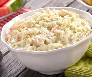 Sałatka colesław jak z KFC: łatwy przepis na kapuścianą surówkę z restauracji