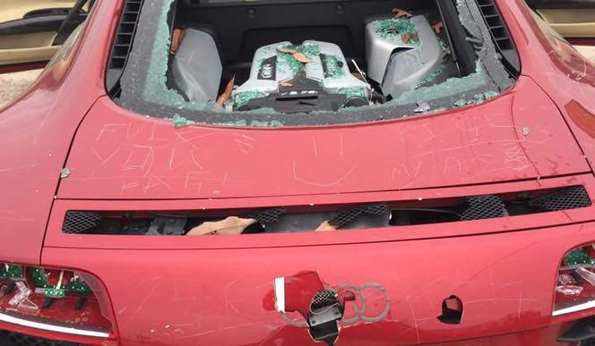 Zniszczone Audi R8 przez zranioną kobietę