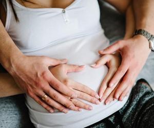 Kiedy jest dobry czas na dziecko? Słowa polskiego położnika dotknęły kobiety do żywego