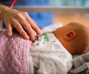 Niemowlę ze śladami pobicia w łódzkim szpitalu. Mama sama przywiozła dziecko