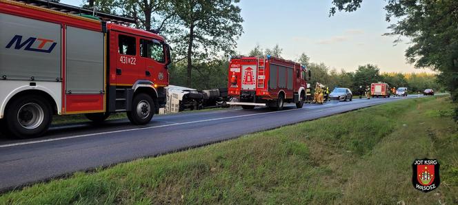 Słodki transport w rowie. Niedaleko Góry tir z cysterną czekolady wpadł do rowu