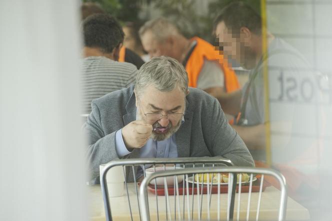 Karski zarabia 34 tys. zł, a je w barze mlecznym 