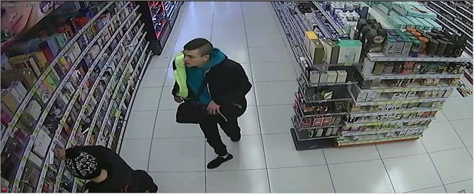 Policja poszukuje złodziei! Nagrał ich monitoring. Poznajesz ich? DZWOŃ na komendę! 