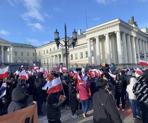 Kupcy z Marywilskiej 44 protestują pod Ratuszem. Walczą z podwyżką czynszu w centrum handlowym