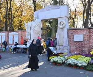 Znani zbierają na ratowanie Powązek. 49 kwesta na cmentarzu 