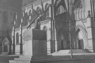 Pomnik księdza Ignacego Skorupki na tle kościoła katedralnego /1930 - 1939
