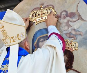 Andrychów: koronacja papieskimi koronami obrazu Pani Andrychowskiej