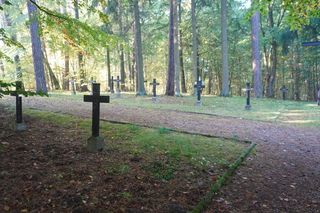 Zapomniany cmentarz wojskowy położony w środku lasu. Pochowano tam około 800 niemieckich żołnierzy [ZDJĘCIA]