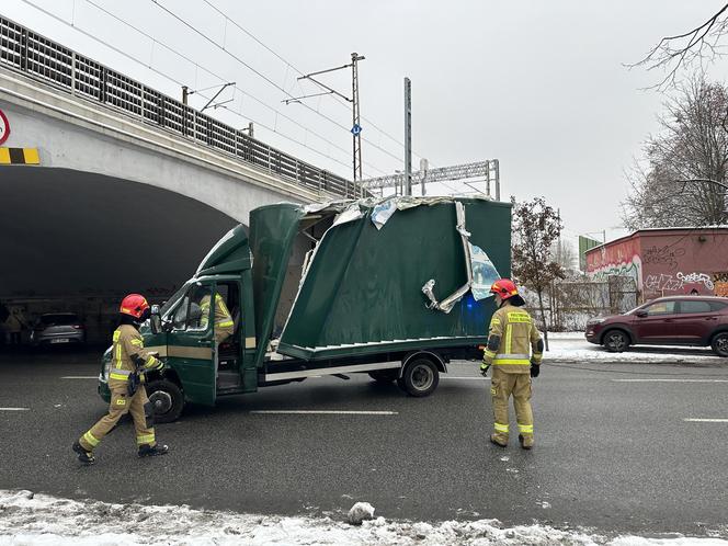 Totalna demolka na Targowej. Wpakował się pod niski wiadukt, ze skrzyni zostały strzępy