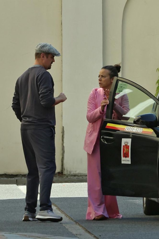 Anna Mucha z rodziną na lotnisku