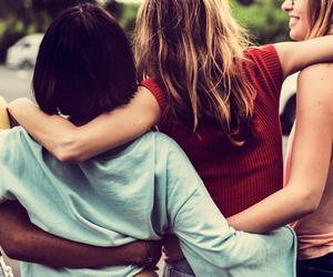 Najsympatyczniejsze znaki zodiaku. Ludzie je uwielbiają. Zawsze brylują w towarzystwie