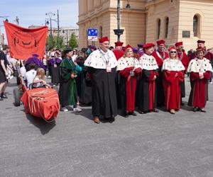 Pochód Juwenaliowy Łódzkich Uczelni. Studenci przejęli Łódź! [ZDJĘCIA]