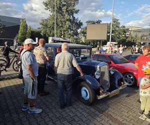 Motoryzacyjne legendy pod Torbydem. Bydgoskie Klasyki Nocą znów przyciągnęły tłumy