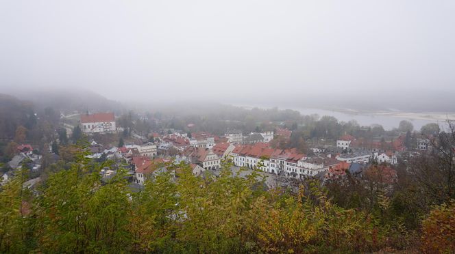 Mglisty Kazimierz Dolny w obiektywie. Miasteczko nad Wisłą przyciąga turystów nawet późną jesienią