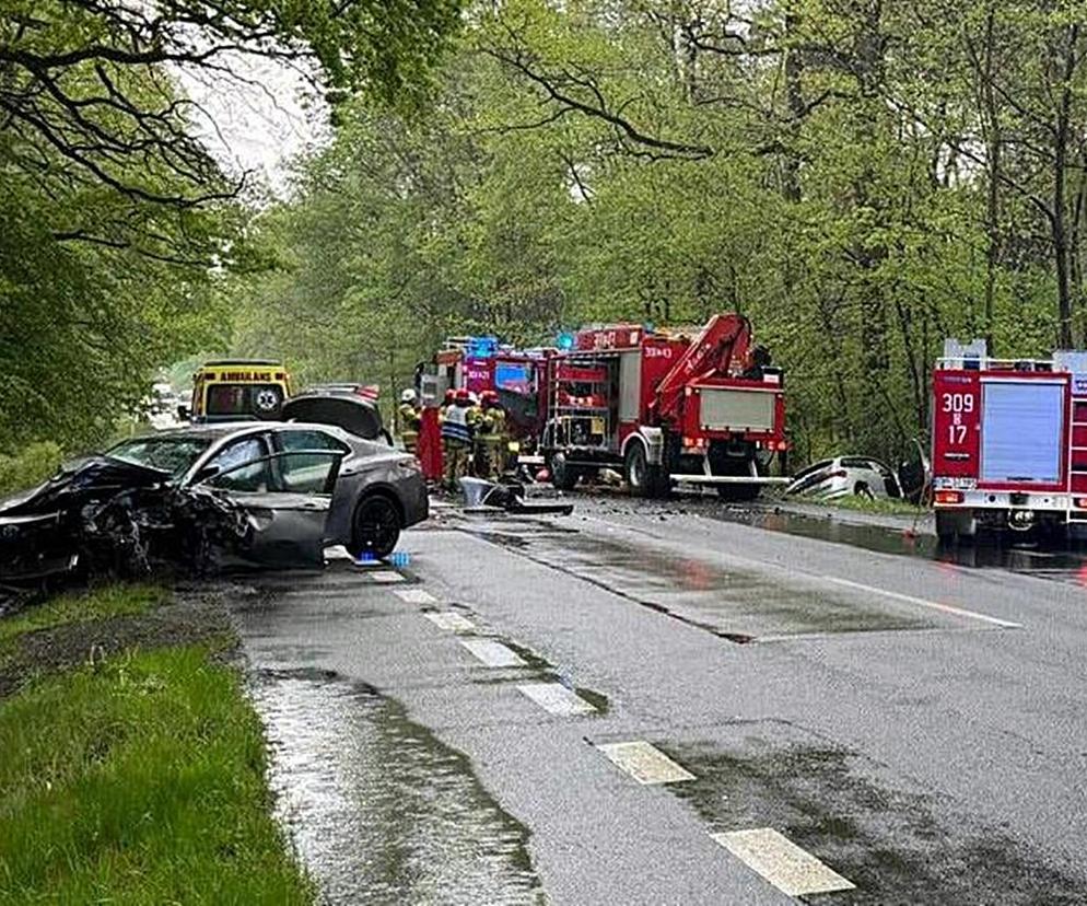 Tragiczny wypadek. Strażacy wycinali zmiażdżonych kierowców