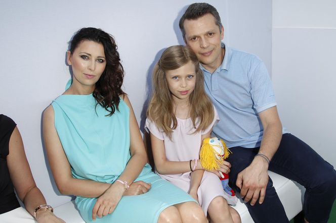 Jakub Przebindowski i Martyna Kliszewska z córką Mią