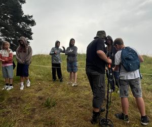 Akcja na polu, gdzie znaleziono Wampirkę z Pnia. Młodzi chodzili z detektorami, niedługo wracają tam archeolodzy