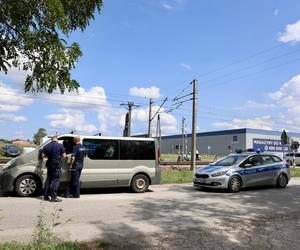 Kierowcy łamią przepisy, więc PKP chciało zamknąć rogatki w Ołtarzewie. Nie wyszło! 