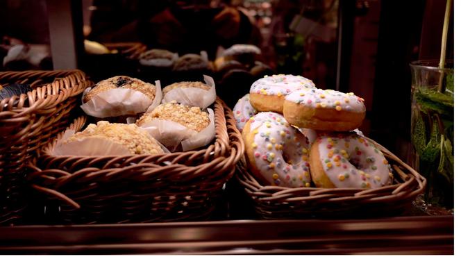 Kolejka po pączki na Górczewskiej bije rekordy. Najwytrwalsi stoją już od północy! [WIDEO]